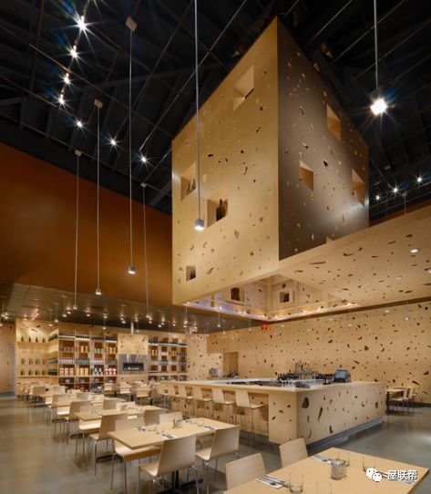 可塑性強(qiáng)的膠合板,展現(xiàn)20世紀(jì)建筑材料價(jià)值